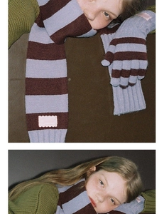 Détail de la maille rayée de l'écharpe d'hiver et des gants assortis avec écusson rose