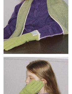 Details von grasgrünen Wollstrickhandschuhen und Schal mit vertikaler Rippenstruktur