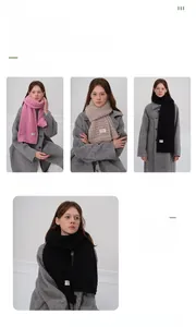 Dettaglio della maglia di sciarpe calde in rosa, beige e nero con etichette