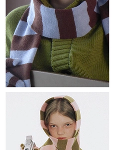 Gros plan sur l'écharpe en tricot rayé et cagoule rose à texture de laine épaisse