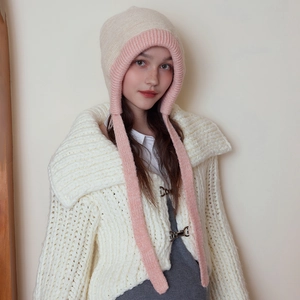 Hepburn style contrast color knit aviator hat with long pink straps for winter warmth