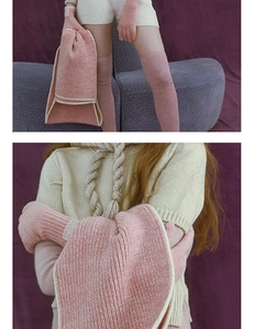Details der rosa Wollmischung-Strickstruktur mit weißer Paspelierung an Winter-Accessoires