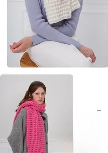 Dettaglio della trama a maglia grossa su morbidi scialli invernali bianco panna e rosa