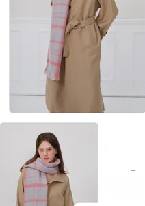 Détail de l'écharpe à carreaux rose et gris avec un trench-coat classique élégant