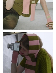 Détail de l'écharpe à capuche rayée rose et vert olive avec mitaines en tricot assorties
