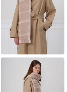 Détail d'une écharpe à carreaux rose et beige portée avec un trench-coat classique couleur kaki