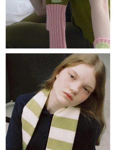 Détail d'une écharpe rayée vert et beige avec chauffe-bras côtelés roses sur un mannequin