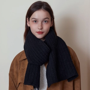 Écharpe classique en laine tricotée noire avec texture côtelée épaisse pour l'hiver