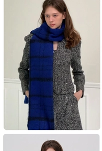 Détail de l'écharpe d'hiver à carreaux bleu marine avec texture en maille épaisse et franges