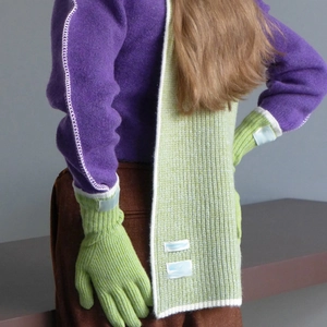 Minimalistischer pastellgrüner Damen-Strickschal und Handschuhe in sanfter Makronenfarbe