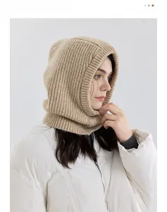 Detail der Strickstruktur des beigefarbenen Wollmischung-Balaclava mit Rippenmuster