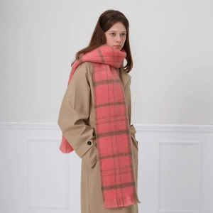 Écharpe à carreaux rose et marron pour femme avec texture mohair épaisse et longues franges