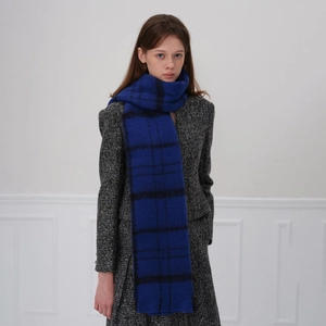 Écharpe classique à carreaux bleu foncé pour femme avec toucher cachemire et franges
