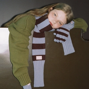 Pull en maille vert foncé et écharpe rayée avec gants assortis pour l'hiver