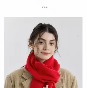 Dettaglio di sciarpa in maglia rossa con trama spessa in misto lana su una modella