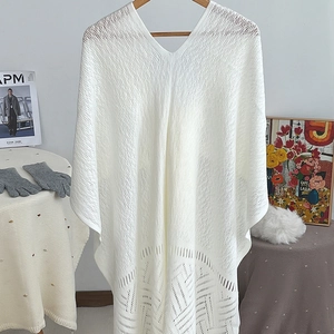Elegant white knit poncho with V-neck and geometric hollow-out lace hem detail