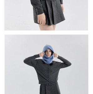 Detail der Wollmischung Balaclava-Strickmütze und Faltenrock-Set für das Winterstyling