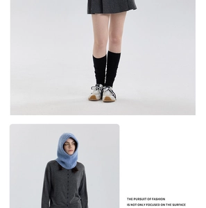 Detailansicht einer hellblauen Strick-Balaclava aus warmer Wollmischung für Damen