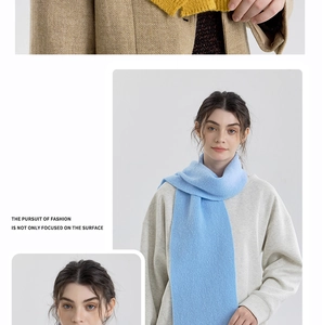 Dettaglio delle sciarpe in maglia giallo zenzero e azzurro con trama fine e morbido drappeggio