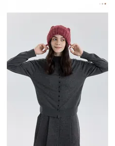 Détail du bonnet en tricot rouge avec oreilles de chat en maille mohair douce épaisse