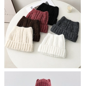 Détails de la texture tricotée et des oreilles de chat sur les bonnets d'hiver chauds