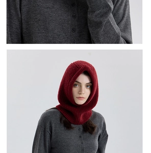 Nahaufnahme der roten Balaclava aus Wollmischung und Details der grauen Strickjacke
