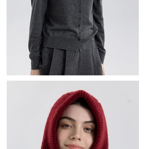 Detail der roten grob gestrickten Balaclava mit dicker Rippstruktur und Wollmischgewebe