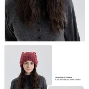 Détail du bonnet à oreilles de chat en grosse maille rouge montrant la texture épaisse d'hiver
