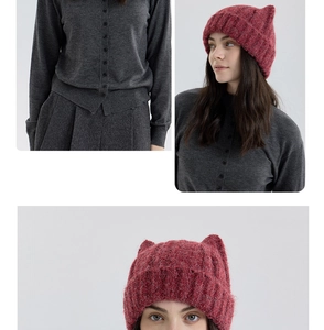 Détail du bonnet en tricot bordeaux à oreilles de chat avec texture mohair et maille