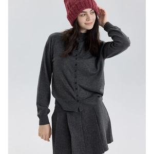 Détail de la maille épaisse de l'ensemble cardigan et jupe gris foncé avec bonnet