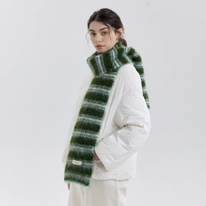 Sciarpa in maglia a righe in misto lana verde scuro e blu chiaro con texture soffice