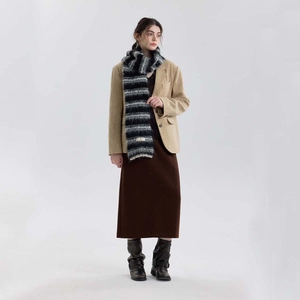 Sciarpa oversize in lana a righe grigie e nere con morbida finitura spazzolata
