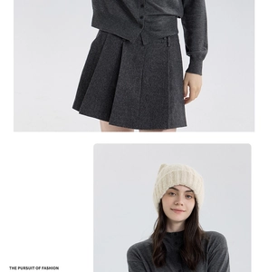 Texture de tricot détaillée d'un cardigan gris et d'un bonnet à oreilles de chat mignon