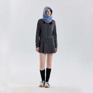 Passamontagna azzurro in lana a maglia con completo grigio in stile collegio casual