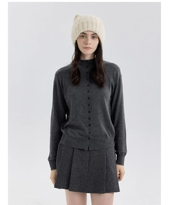 Détail de la maille d'un bonnet d'hiver épais avec oreilles de chat sur un mannequin