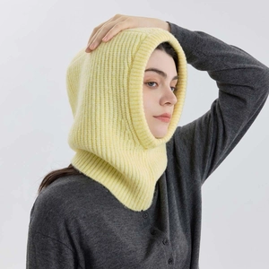 Passamontagna classico in misto lana giallo pallido per calore e comfort invernale