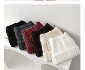 Détail de bonnets tricotés oreilles de chat multicolores avec texture mohair douce
