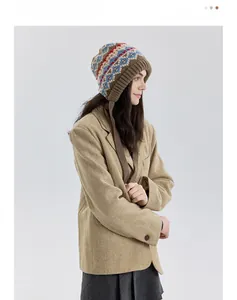 Détail du bonnet en maille Fair Isle avec protège-oreilles et cordons pour l'hiver