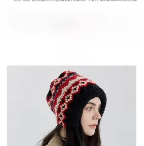 Détail du bonnet en tricot Fair Isle nordique avec motifs géométriques rouge et noir