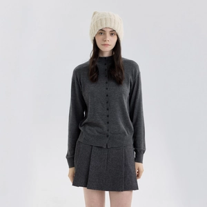 Ensemble en tricot gris foncé pour femme avec cardigan, jupe plissée et bonnet