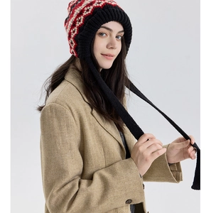 Détail du motif Fair Isle et de la maille épaisse sur le bonnet d'hiver avec cache-oreilles