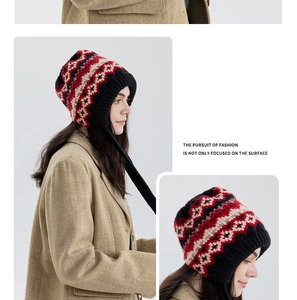 Gros plan sur un bonnet en tricot Fair Isle avec motifs colorés et longues brides à nouer