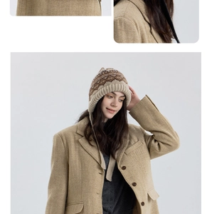 Détails du tricot d'un bonnet Fair Isle avec protège-oreilles et attaches de style rétro
