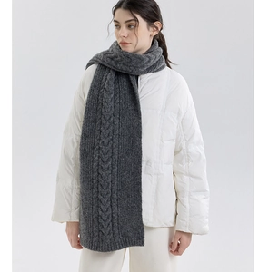 Dettaglio di sciarpa a maglia intrecciata grigio scuro con spessa trama di lana calda