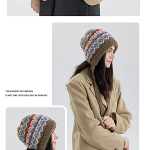 Détail du bonnet en tricot Fair Isle avec motifs géométriques et cache-oreilles tressés
