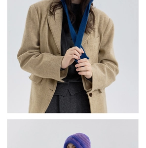 Detail van de gebreide capuchon met visgraat wollen blazer en dikke warme winterstof