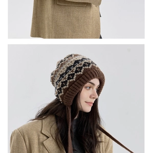 Détail du bonnet d'hiver en tricot Fair Isle avec protège-oreilles et liens décoratifs