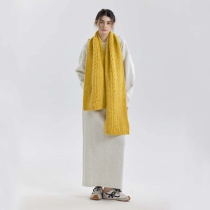 Sciarpa spessa in maglia a trecce giallo zenzero da donna con trama classica