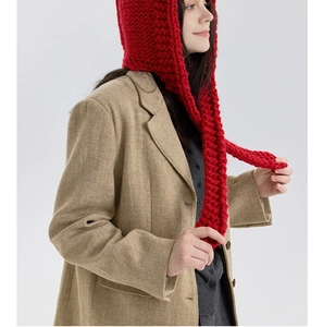 Detailaufnahme der roten handgestrickten Balaclava mit dicker Wolltextur für den Winter