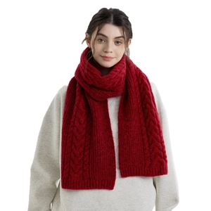Sciarpa invernale in maglia a trecce rossa da donna, stile uncinetto caldo e premium